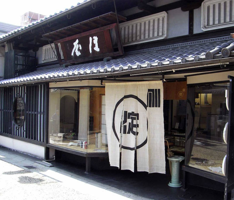 cortina japonesa noren en la entrada de una tienda