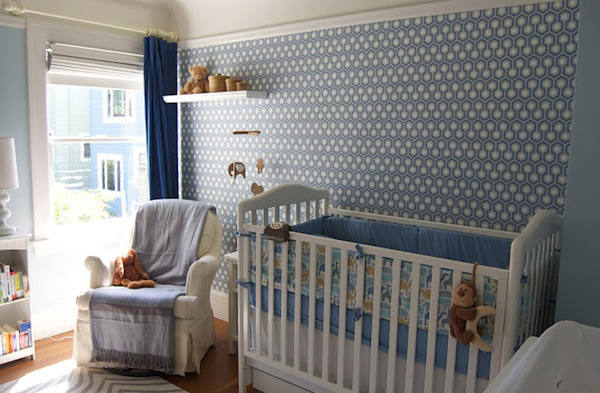papel de hexagonos azul en dormitorio de bebe