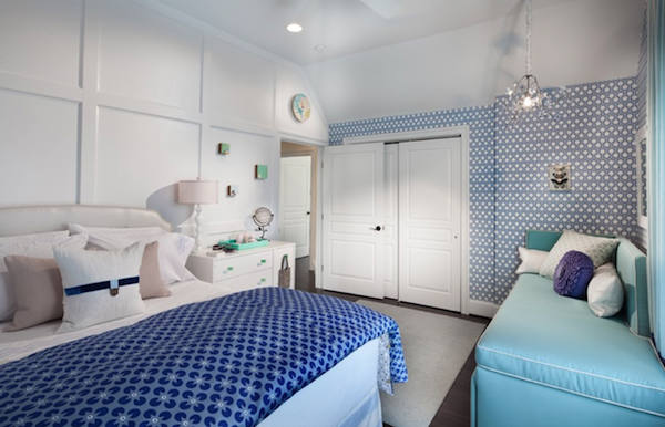 dormitorio con papel pintado hexagonos en color azul