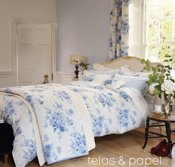 dormitorio empapelado con papel pintado de rayas 