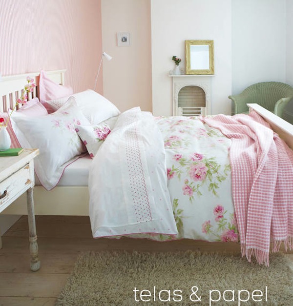 dormitorio con pared empapelada con el papel pintado de rayas en color rosa