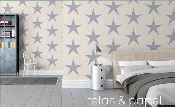 cabecero dormitorio con papel pintado infantil de estrellas azules