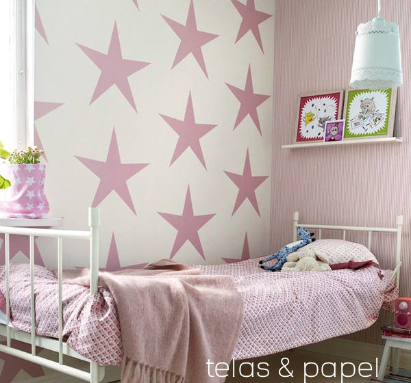dormitorio con papel pintado infantil con estrellas rosas