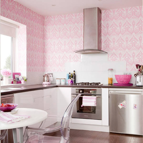 cocina con papel pintado rosa