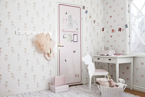 dormitorio decorado con el papel pintado infantil de bailarinas