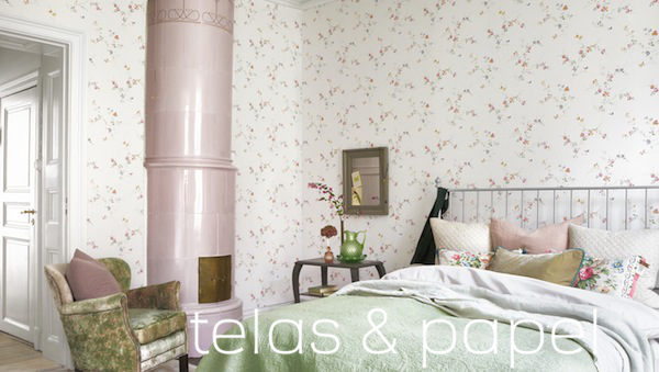 dormitorio empapelado con papel pintado de flores rosas