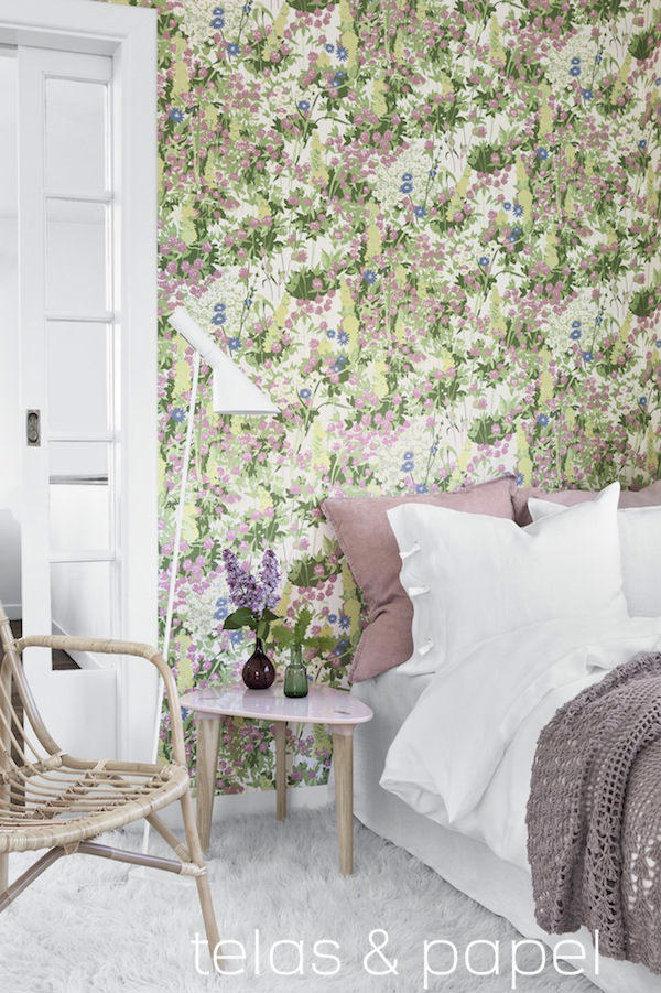 dormitorio empapelado con un papel pintado con flores