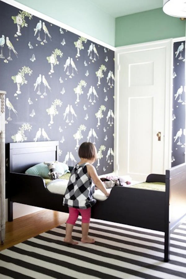 habitacion infantil con papel pintado perroquet negro