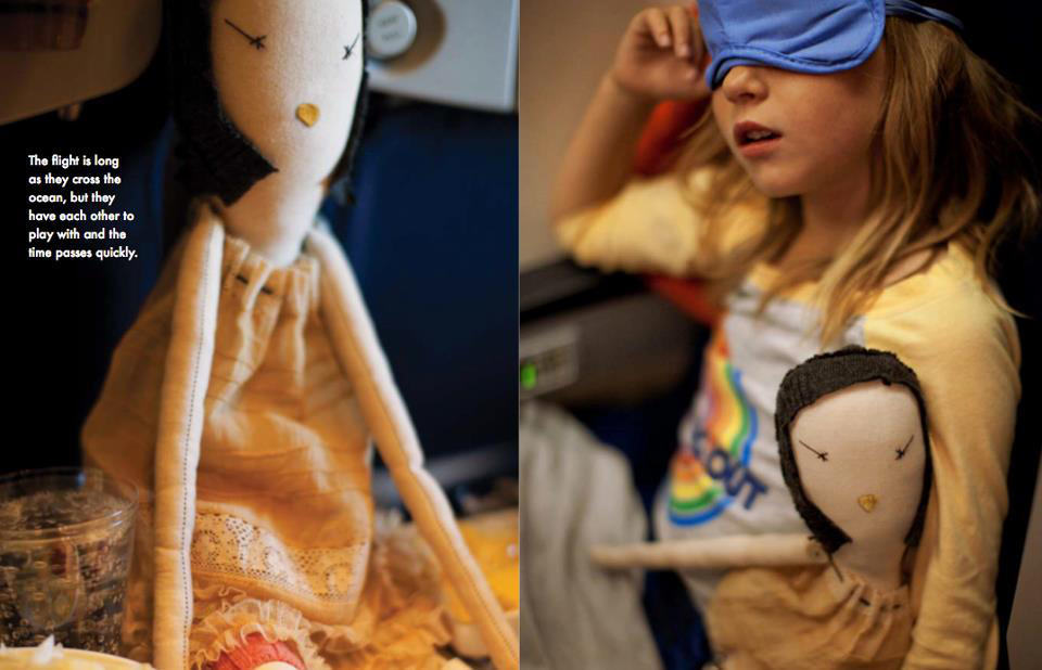 kiki con su muñeca coco en el avión