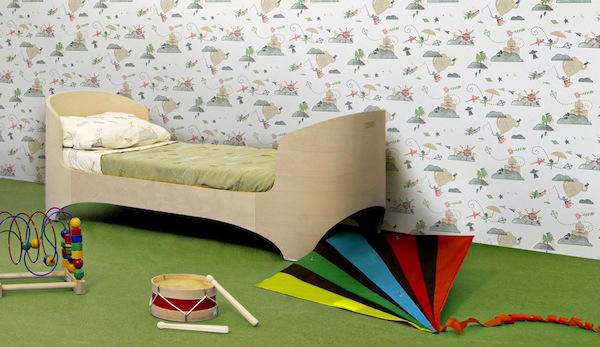 dormitorio con el papel para contar historias en las paredes