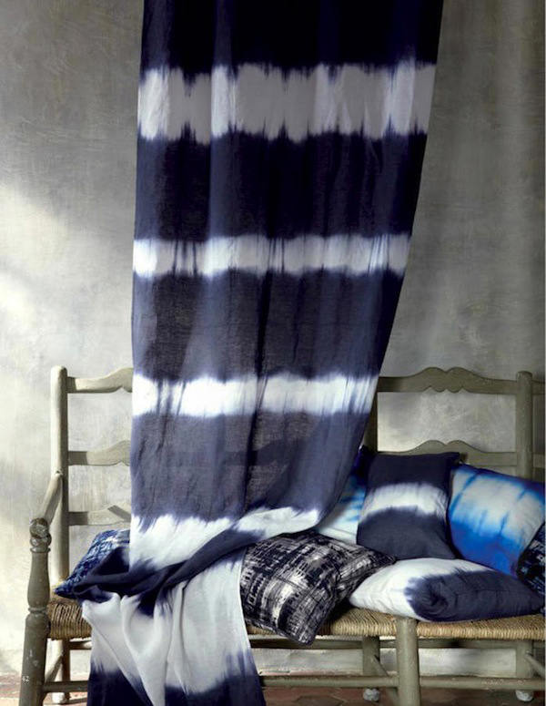 cortinas y cojines confeccionados con la tela para cortinas en colores negro y azul