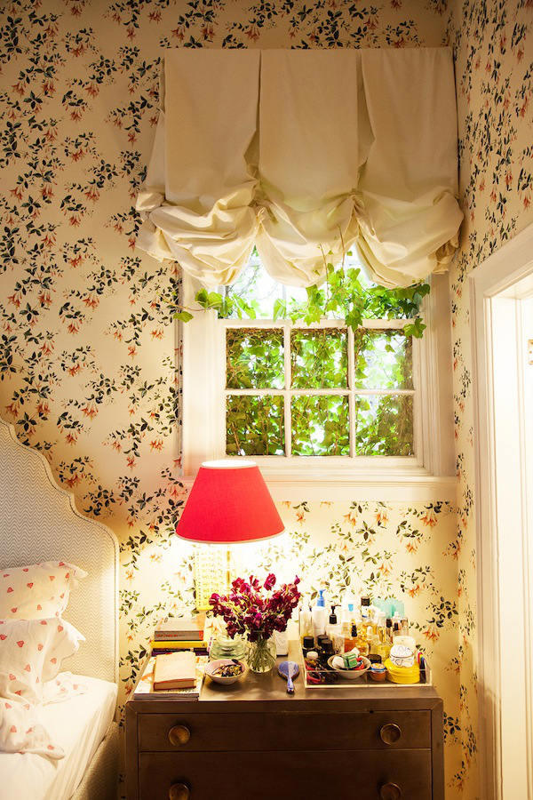 dormitorio con papel de flores