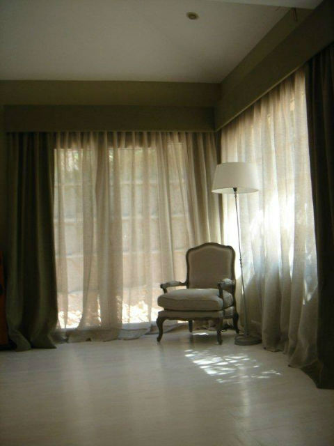 salón con cortinas y visillo de lino