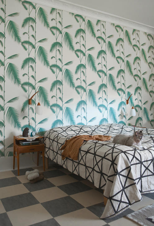 dormitorio con papel pintado palmeras de cole and son