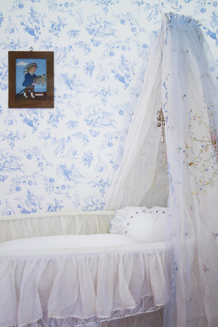 habitacion con papel toile azul de room seven