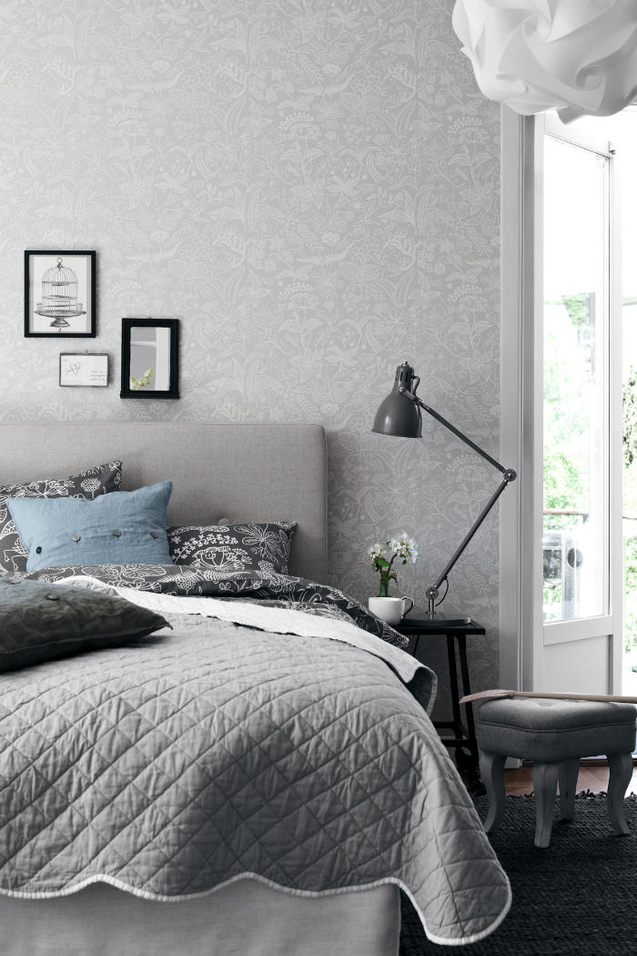 dormitorio empapelado con papel gris