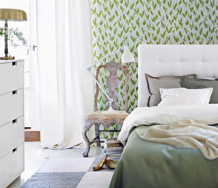dormitorio con papel pintado lirios del valle