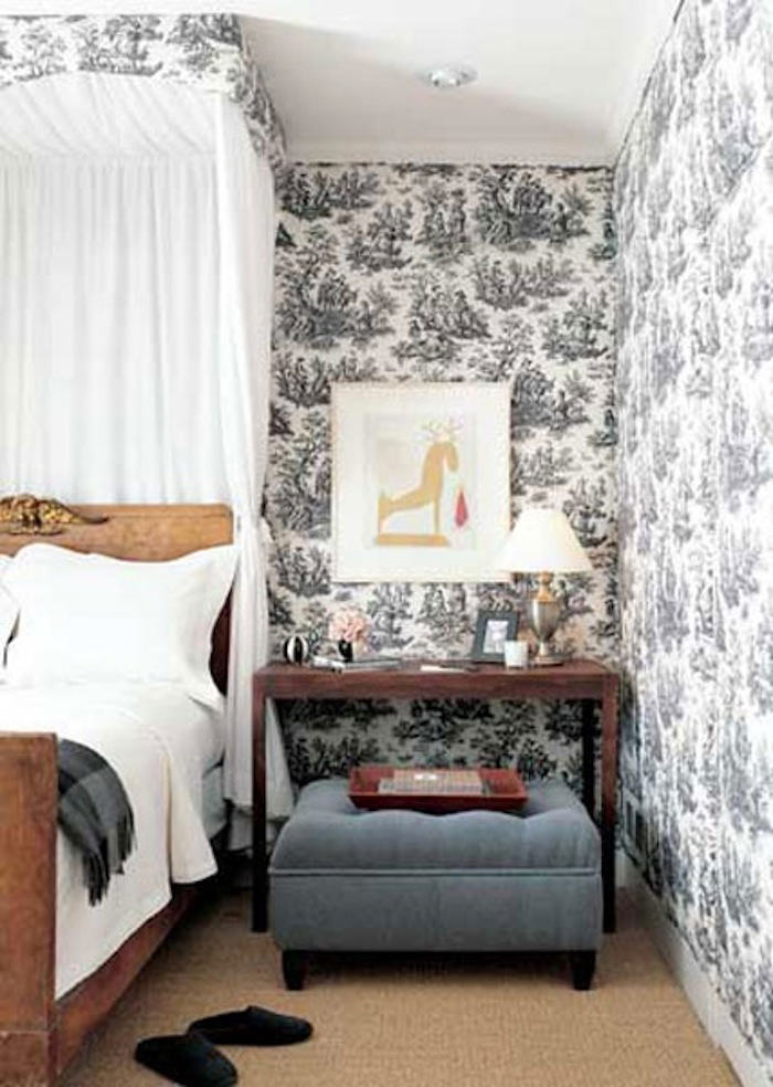 dormitorio decorado con un papel de toile de jouy en blanco y negros