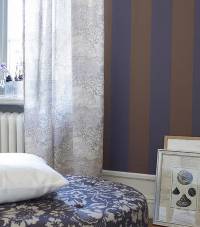 Papel pintado de rayas para darle un estilo contemporáneo al cuarto