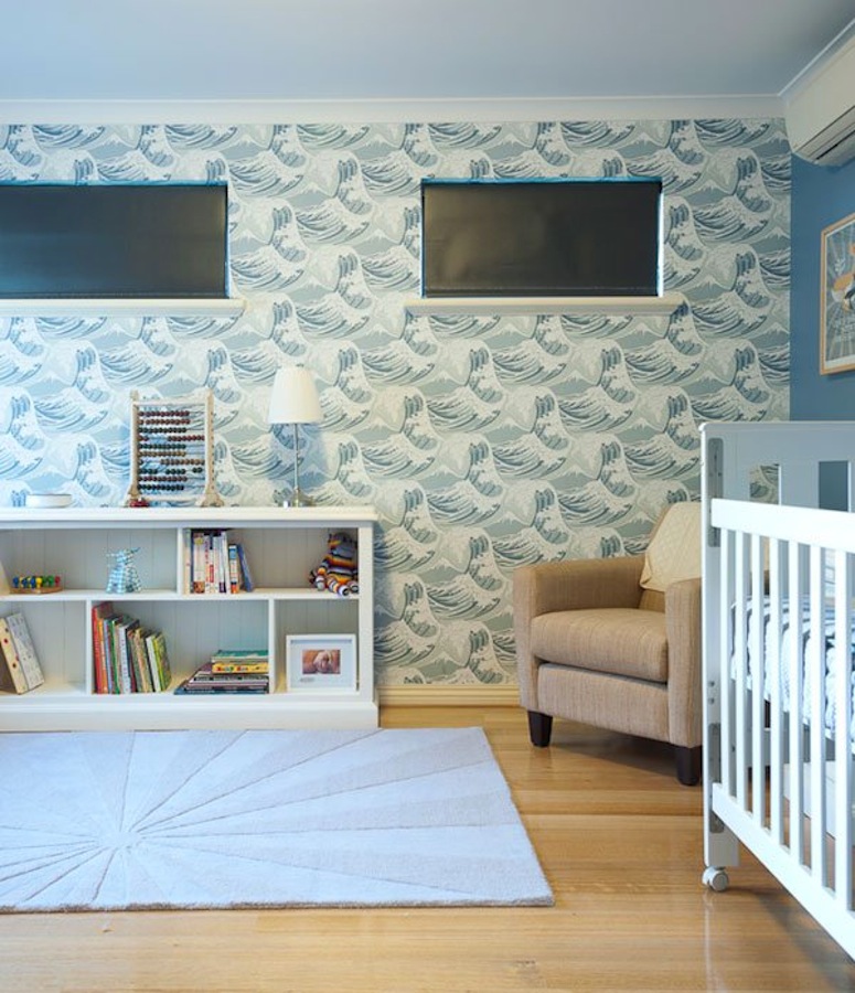 dormitorio infantil con papel pintado con olas
