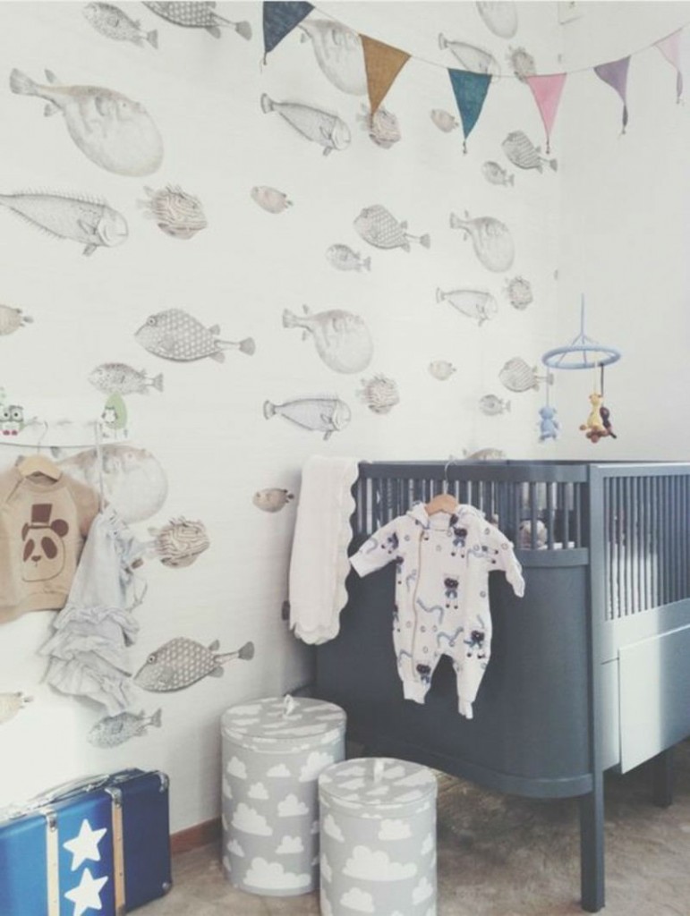 habitación infantil con papel de peces