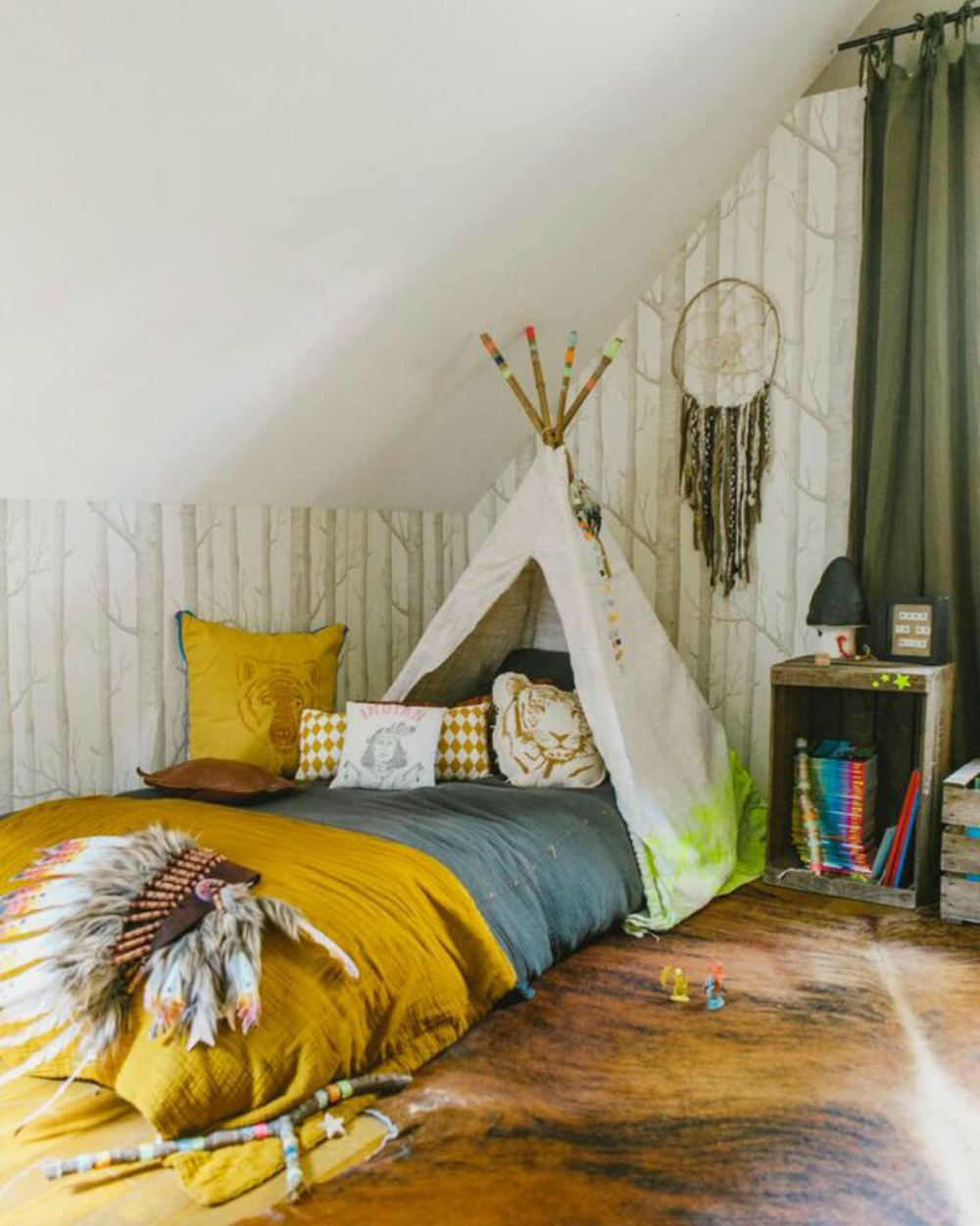 dormitorio infantil empapelado con el papel pintado con troncos
