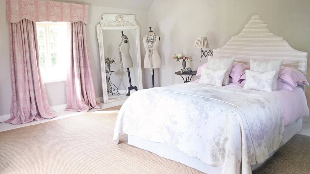 dormitorio en tonos rosas y grises