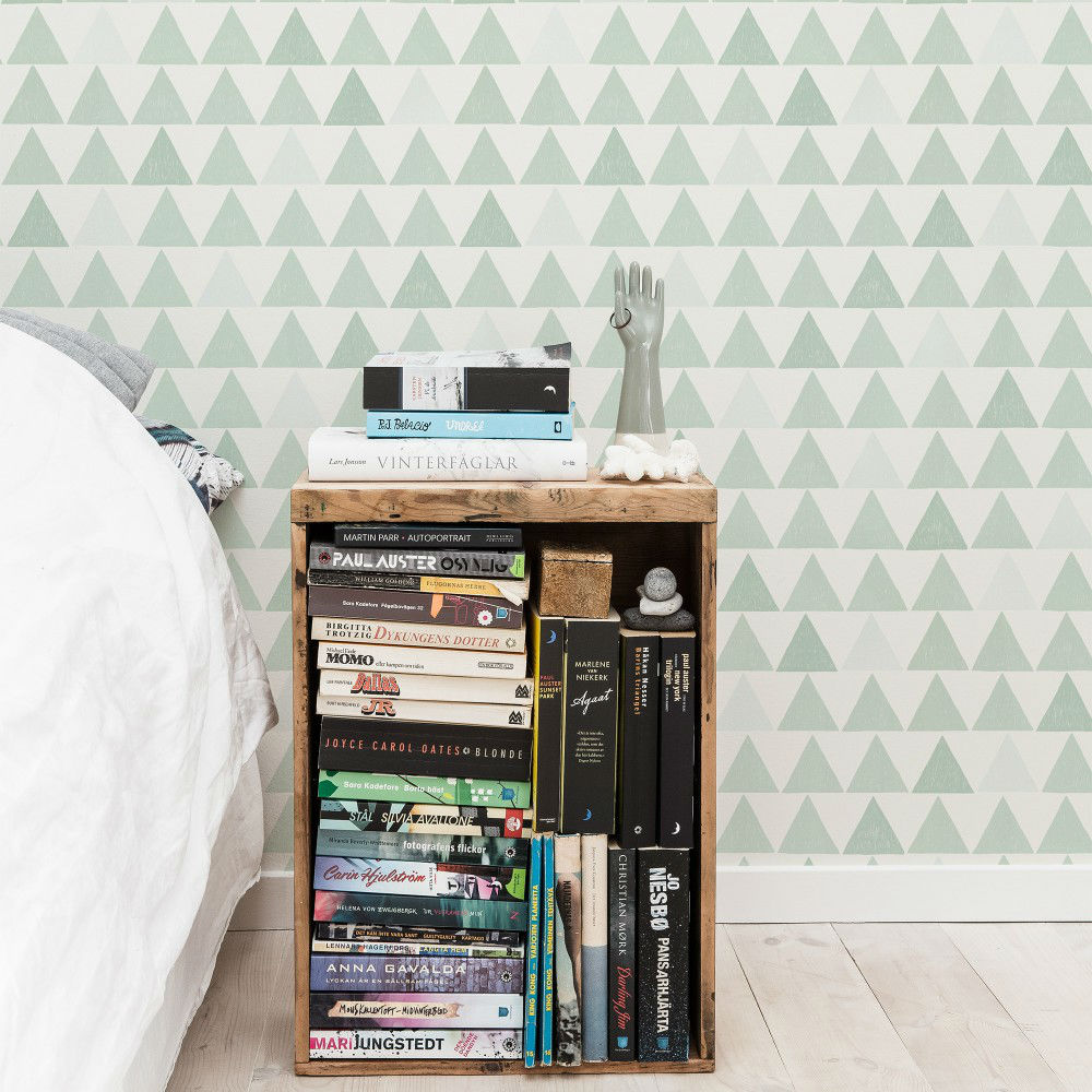 dormitorio con pared triangulos verdes