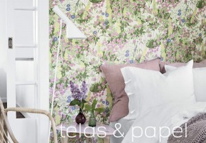 papel pintado con flores primaverales en dormitorio