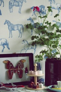 detalle del papel pintado con caballos color azul