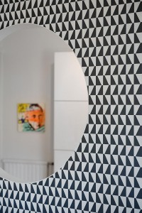 paredes con papel estampado con triángulos